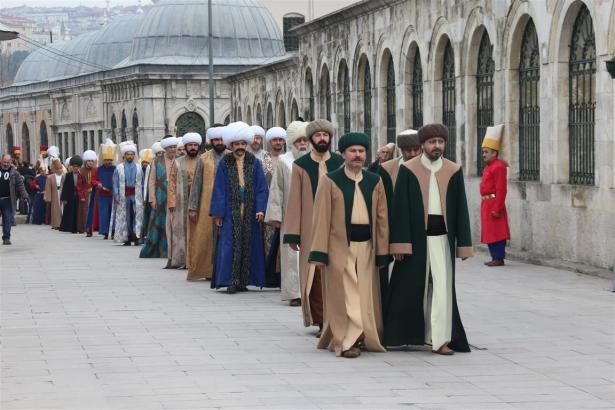 <p>Eyüp Belediyesi tarihi ilçede bulunan ve restore edilen “Cülus Yolu”nda, Osmanlı’nın en önemli merasimini gerçekleştirip dünyaya tanıtacak.</p>
