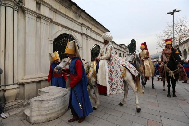 <p>Eyüp Sultan Camii’nin arka tarafında bulunan yol üzerindeki yapıların cepheleri ile taş ve zemin kaplamaları tarihi dokuya uygun olarak yeniden yapıldı. Cülus yolunun sahille birleştiği yere de temsili bir iskele kuruluyor. </p>

