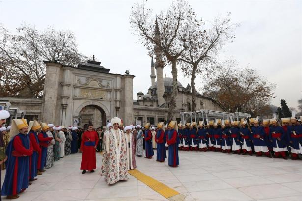 <p>Eyüp Belediye Başkanı Remzi Aydın, projenin unutulan bir geleneği yeniden dünyaya tanıtmak için hazırlandığını belirterek, </p>
