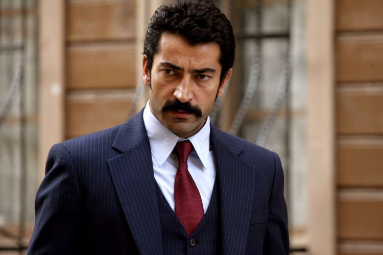 <p><strong>KENAN İMİRZALIOĞLU</strong><br />
<br />
 Ekranların yakışıklı, yetenekli ve başarılı jönü Kenan İmirzalıoğlu Deliyürek adlı diziyle hayatımıza girdi ve girdiği andan itibaren de bunun bir tesadüf olmadığını başarılı oyunculuğu ile ispat etti.</p>
