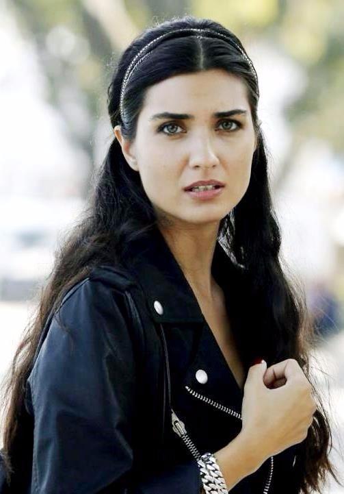 <p><strong>TUBA BÜYÜKÜSTÜN</strong><br />
<br />
Vazgeçemiyoruz Çemberimde Gül Oya adlı dizide Zarife karakteri ile oyunculuğa adım atan güzel ve başarılı oyuncu, 13 yıldır başarısını koruyor.</p>
