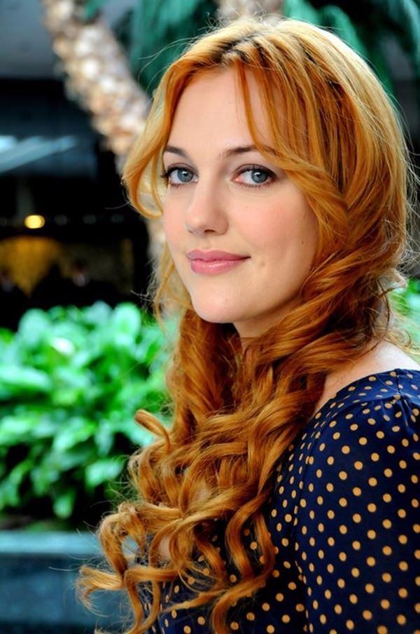 <p><strong>MERYEM UZERLİ<br />
<br />
 </strong>Muhteşem Yüzyıl'da Hürrem Sultan olarak tanıdığımız ve oyunculuğu karşısında saygıyla eğildiğimiz Meryem Uzerli, Eşkıya Dünyaya Hükümdar olmaz adlı dizide CIA ajanı Suzi olarak karşımızda bu aralar.</p>
