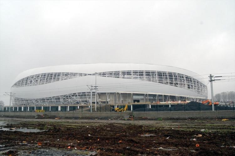 <p>Samsun'da yapımı bitme aşamasına gelen 33 bin 919 kişilik 19 Mayıs Stadında çim serme işlemine başlandı.</p>

<p>Samsun Valisi İbrahim Şahin, Tekkeköy ilçesindeki stadın çim serme işleminin başlaması dolayısıyla düzenlenen törende yaptığı konuşmada, Samsun'un görkemli stadına kavuştuğunu söyledi.</p>
