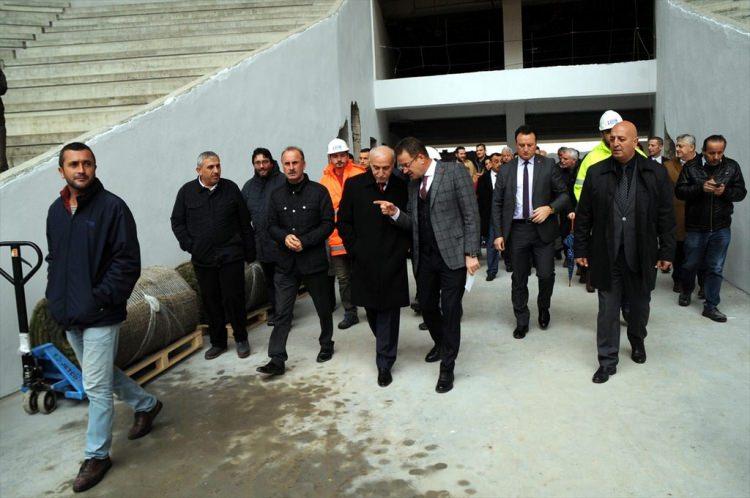 <p>Gençlik ve Spor Bakanı Akif Çağatay Kılıç'a desteklerinden dolayı teşekkür eden Şahin, "Çimlerin bir kısmı yolda, tırla geliyor, bir kısmı da gümrükte. Bugün sembolik bir miktar da olsa çimleri sermeye başladık. 2 ay sonra muhtemelen çimlerin tamamı bitmiş olacak ve saha hazır hale gelecek." dedi.</p>
