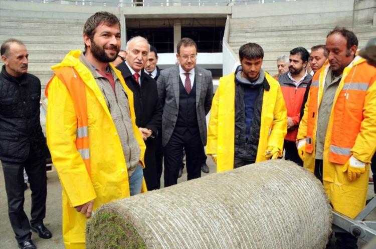 <p>Tribünlerde bazı koltukların eksik olduğunu, stadın yapımına devam edildiğini anlatan Şahin, koltukların TSE garantisi bulunmadığı için iade edildiğini, yeniden üretildiklerini belirtti.</p>
<p>Şahin, stadın birçok özelliği bulunduğuna işaret ederek, şunları kaydetti:</p>