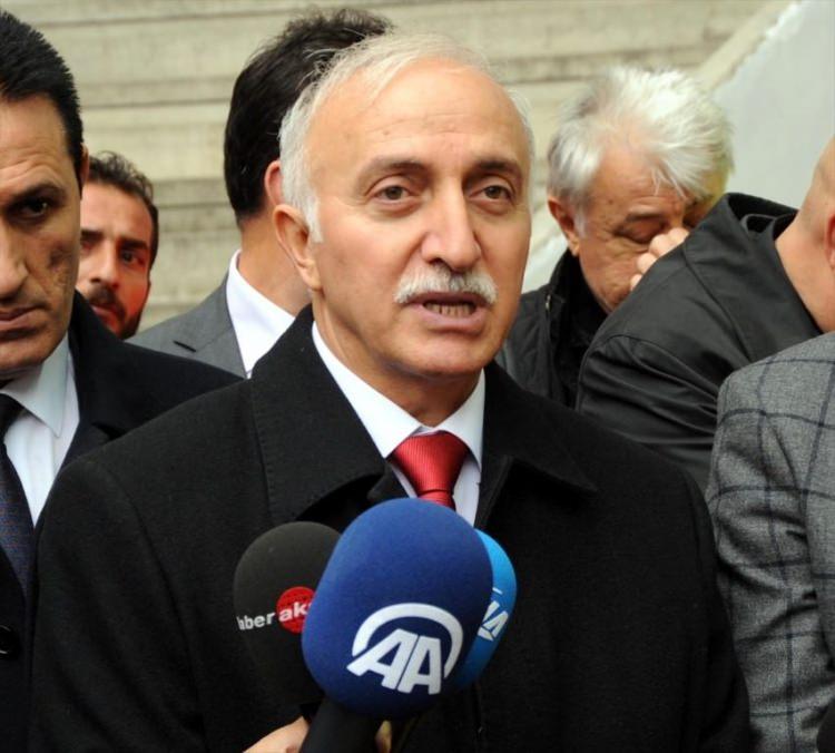 <p>"Burada radyan ısıtma sistemi var. Bütün izleyicilerimiz bir şekilde ısınacak. Çimlerin korunması için alttan hem soğutma hem ısıtma sistemi var. Bu çimler İtalya'dan geliyor. Localar bulunuyor. Sporcuların soyunup giyindikleri, her takımın özen gösterdiği soyunma odalarını gördük. İçi bitmiş ama özel dizayn gerektirdiği için, Samsunspor'un renklerini taşıması dolayısıyla kırmızı-beyaz bir konsept seçildi. Bu doğrultuda yapılacak. Dış cephe kaplamaları tamamlandı."</p>