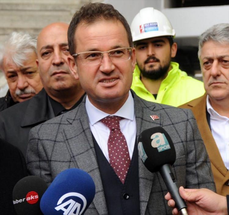 <p>- "Bu stada ayrı bir önem veriyoruz"</p>
<p>Gençlik ve Spor Bakanlığı Spor Genel Müdür Yardımcısı Dursun Türk ise Türkiye genelinde 30 stadın yapıldığını, bunların tahmini bütçesinin 1,5 milyar liranın üzerinde olduğunu aktardı.</p>