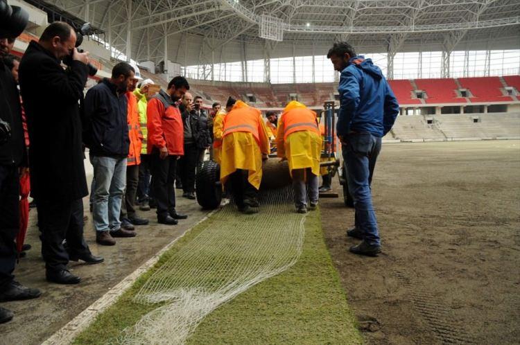 <p>Gençlik ve Spor Bakanı Kılıç'ın memleketi olması dolayısıyla stada ayrı bir önem verdiklerini vurgulayan Türk, "Bu projede bir gecikme algısı var ama aynı dönemde başlayan statlarda henüz açtığımız yok. Keşke açabilseydik. Bir Antalya var ama orası da metrekare olarak bu stadın yarısı kadar kapalı alana sahip. Bu proje, üzerinde durulmuş bir proje. Zor bir çatı sistemi var. Zemin ve diğer alanlar tamamen UEFA'nın 'A+' kapsamındaki stadyumlarla aynı değerde. Ben de Samsunluyum, bir sporsever olarak sabırsızlanıyorum ama bu yapılar 3 yılda biten yapılar." değerlendirmesinde bulundu.</p>
