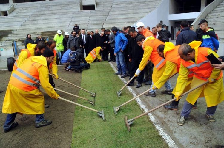 <p>Stadı ligin ikinci yarısına yetiştirmeyi hedeflediklerinin altını çizen Türk, bir an önce bitirilmesi için çaba sarf ettiklerini dile getirdi.</p>