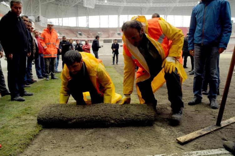 <p>Türk, Samsunspor ve Trabzonspor'un statlarının çimlerini yurt dışından getirdiklerine dikkati çekerek, "Türkiye'de bu kalitede çim kalmadı. Üretmiyoruz değil, kalmadı. Yoğun bir stadyum yapımı ve diğer stadyumların değişimi vardı. 10 gün içinde buranın çiminin serilmesini bitireceğiz." ifadelerini kullandı.</p>