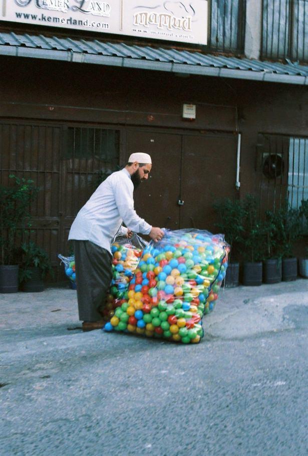 <p>Günlük hayatın absürd anlarına, etkileyici manzaralara odaklanan fotoğrafçı 35 mm makinesiyle sürekli yollardaydı. Bazen bir öğrenci evinde bazen de bir pansiyonda kaldı.</p>
