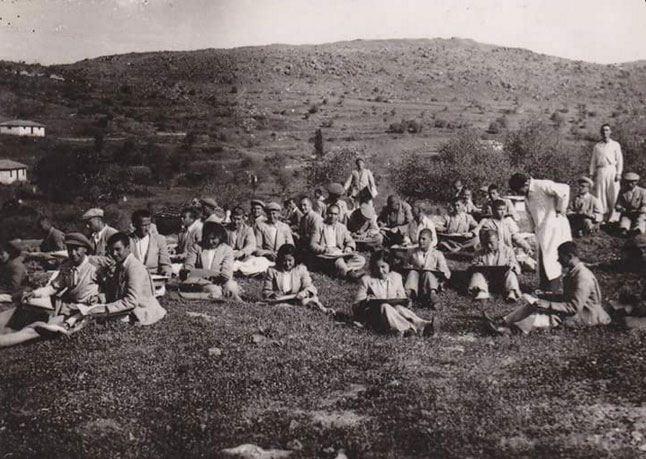 <p>Twitter'da My Anatolia adlı hesapta yayınlanan ve bir zamanlar Anadolu'da çekilmiş nadir fotoğraflar...</p>
<p>Açık Havada Resim Dersi <br />
İzmir, Kızılçullu Köy Enstitüsü (1946)</p>