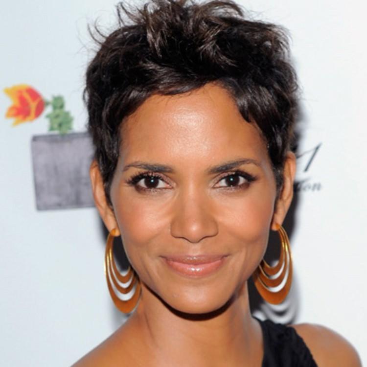 <p><strong>HALLE BERRY</strong></p>
<p>Halle Berry, 20'li yaşlarda oyuncu olmak için New York'a geldiğinde birikimlerini çabuk tüketti. </p>