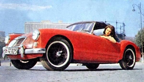 <p><strong>Fatma Girik, “34 FE 825” plakalı 1962 model MG MKII’yle birlikte…</strong></p>
<p>Fatma Girik, saatte 200 km hız yapabilen arabasını 45.000 TL’ye satın almıştı. MG MKII, döneminin dünya sürat birincisi olmuş bir yarış otomobiliydi.</p>