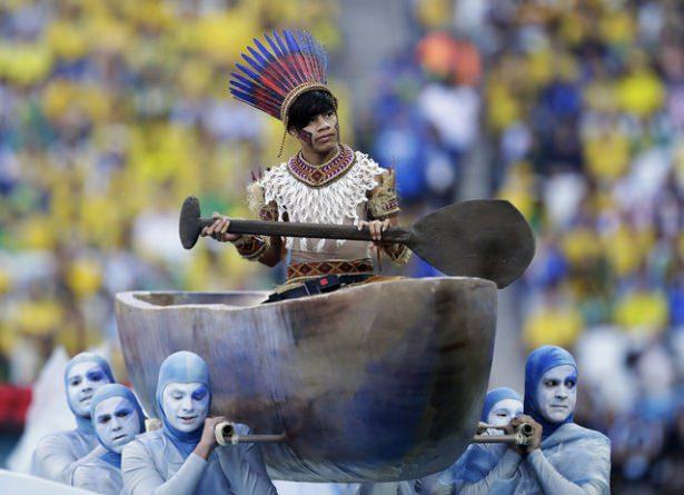 <p>Futbolun en büyük uluslararası organizasyonu FIFA Dünya Kupası, Brezilya'nın Sao Paulo kentinde düzenlenen açılış töreniyle başladı.</p>