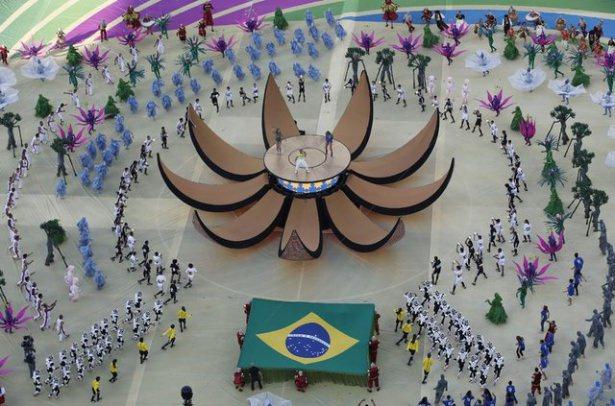 <p>Futbolun en büyük uluslararası organizasyonu FIFA Dünya Kupası, Brezilya'nın Sao Paulo kentinde düzenlenen açılış töreniyle başladı.</p>
