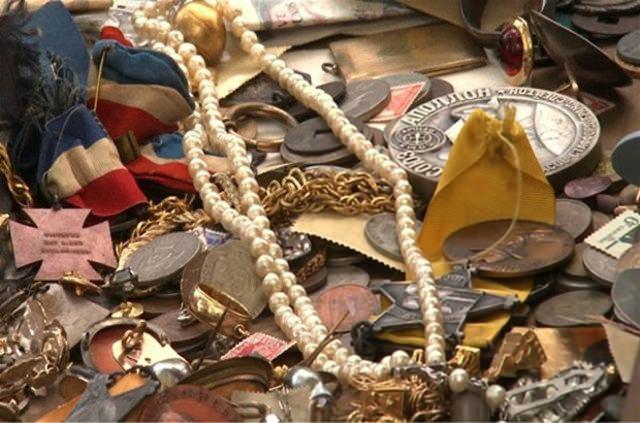 <p>Gizli bölümün içinde mücevherler, elmaslar, antika paralar ve bozukluklar, madalyalar ve dahası vardı. Sanki define sandığı gibiydi.</p>
<p> </p>