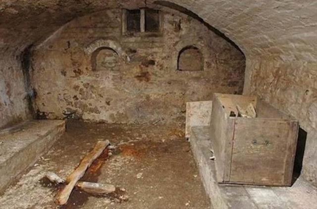 <p>Evlerinin altında antik bir şapel keşfeden aile.</p>

<p> </p>
