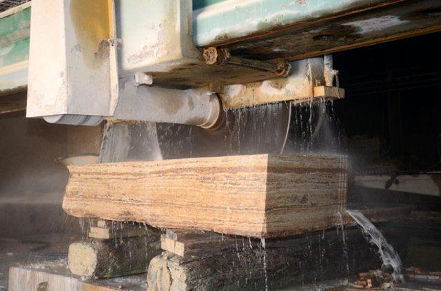 <p>Fosillerin milyonlarca yılda oluştuğunu belirten Aksoy, "Mermerlerin i&ccedil;inde 'ostrea' adı verilen canlıya ait kalıntılar olduğunu belirledik. G&uuml;n&uuml;m&uuml;zde istiridye olarak tanımlayabileceğimiz bir canlı t&uuml;r&uuml;. Bu konuda mikroskobik araştırma yaptık. İstiridyenin yanında alg ve mercanlara ait kalıntıları da tespit ettik. Bunun yanında miogypsina cinsine ait fosiller bulduk." dedi.</p>

<p>&nbsp;</p>
