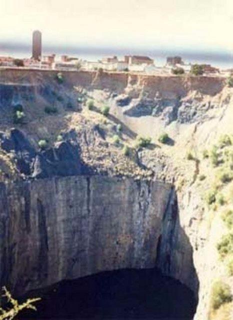 <p>Kimberley çukuru tam 1097 metre derinliğinde</p>

<p> </p>
