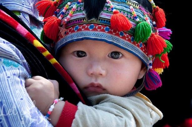 <p>Vietnamlı anneler ıslıkla çocuklarına çiş yapmayı öğretiyormuş</p>

<p>Bebeklerinin çiş yaptığını farketen Vietnamlı anneler hemen ıslık çalmaya başlıyormuş. Zamanla bu ıslığı çiş yapmakla özdeşleştiren bebeler de (Pavlov'un köpekleri gibi) bir süre sonra ıslığı her duyduğunda salıveriyormuş. Her ne kadar biraz acımasız gelse de, Vietnamlı bebeklerin 9 aylıkken bez takmayı bıraktıkları inanılmaz da olsa gerçek...</p>
