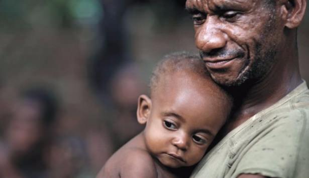 <p>Anneliği Annelerin değil babaların yaptığı ülke</p>

<p>Orta Afrika'nın Aka kabilesinde annelik ile babalık rolleri tamamen değişikmiş. Anneler ava çıkarken, babalar bebeklere bakarmış. Hatta bazen yalandan emzirirlermiş bile!</p>
