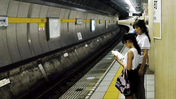 <p>Japonya'da 4 yaşındaki çocukların tek başına metroya binmesi normal!</p>

<p>Tek başına seyahat etmeye 4 yaşında başlayıp 7 yaşında bildiğin uzman oluyorlarmış. Japonlar da bu durumu gayet normal karşılıyorlarmış. </p>
