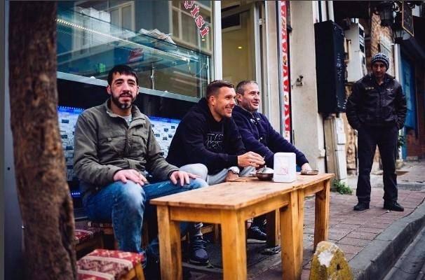 <p>Podolski: "Mahalleden arkadaşlarımla çay keyfi"</p>
