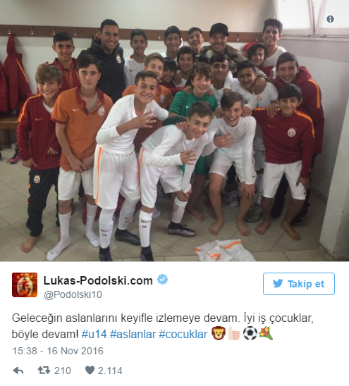 <p>Altyapıdaki futbolcularla hep yakından ilgilendi</p>