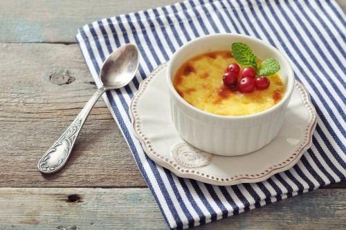 <p>Crème Brûlée - Fransa</p>

<p>İşte Fransa’yla özdeşleşmiş bir tatlı. Crème Brûlée, vanilyalı kreması ve kıtır kıtır şekerleriyle kahvenin yanında en iyi giden tatlılardan. Fransa’nın dört bir tarafında farklı kalite ve lezzetlerde bulabileceğinin bu enfes tatlı, tam bir klasik.</p>
