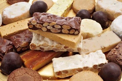 <p>Turron - İspanya</p>

<p>Kıtır gevrek ve yumuşak koz helvası dışında birçok farklı formu bulunan Turron, İspanyolların en çok sevdiği tatlılarından. Turron blando ve turron duro ise en meşhuru. Ballı bademli olarak yapılan bu İspanyol lezzetin, ülkenin her köşesinde çok çeşitli yapılışlarına şahit olacak, hepsinden ayrı keyif alacaksınız.</p>
