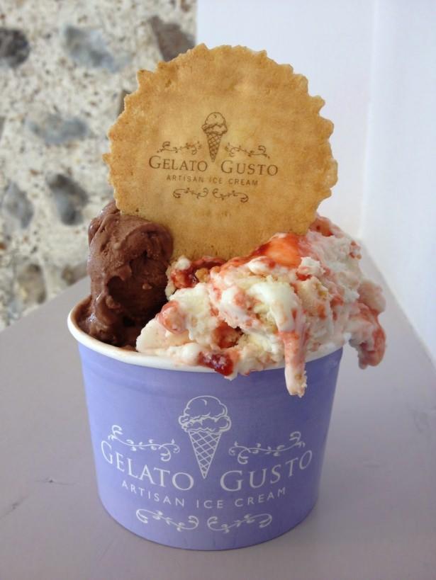 <p>Gelato – İtalya</p>

<p>İtalya’nın hangi şehrine giderseniz gidin hemen hemen her dükkânda bulacağınız bu tatlı, aynı zamanda İtalya’nın en meşhur lezzetlerinden birisidir. Bu tatlı, aslında bir çeşit dondurma ancak her zaman yediğiniz dondurmalardan oldukça farklı bir dokuya sahip. Normallerinden daha az tereyağı içeren ve bu sayede daha hafif bir yapıya sahip olan bu dondurmanın tadı, damağınızdan uzun süre gitmeyecek…</p>
