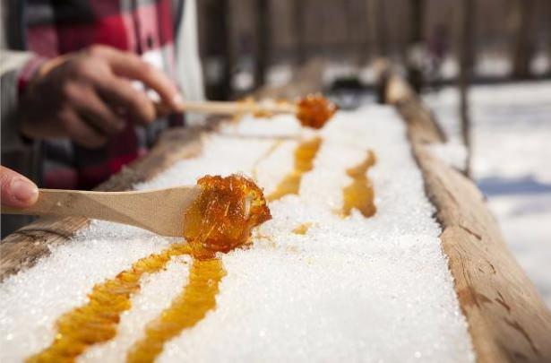 <p> Maple Taffy – Kanada</p>

<p>Bu tatlının ana maddesi akçaağaç şurubudur ve saatlerce haşlanan akçaağaç şurubuyla yapılır. Yapılan akçaağaç şurubunun kar üzerinde sertleştirilmesi de yine bu tatlıya özgü bir yöntemdir. Bu yöntemle sertleştirilen akçaağaç şurubu tıpkı bir lolipop gibi sertleşerek donar. Özel kaynatma teknikleriyle akçaağaç şurubunun tadını zirveye taşımayı çok iyi başaran Kanadalılar, sizlere değişik geleneksel bir lezzet denemeniz için fırsat veriyorlar.</p>
