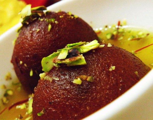 <p>Gulab Jamun – Hindistan</p>

<p>Bu tatlının ismi, Farsça “Gül Suyu” kelimesinden gelmektedir. Bizim Kemalpaşa tatlımızı andıran Gulab Jamun, hemen her restoranda bulunabiliyor. Sıkça tüketilen bu tatlı, yaklaşık 7-8 cm çapında yuvarlak toplar şeklinde görünüyor ve sıcak yenmesi tavsiye ediliyor. Unla yapılan tatlının son dokunuşları ise gül suyu dökülerek tamamlanıyor.</p>
