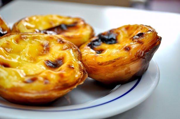 <p>Pastel de Nata – Portekiz</p>

<p>Bu tatlının Quindim ile ortak noktası, tatlı içinde sadece yumurtanın sarısının kullanılmasıdır. Hem tat hem de renk vermesi için sadece yumurtanın sarısının kullanıldığı Pastel de Nata’nın üzerine son dokunuş olarak da pudra şekeri ve tarçın ekleniyor. Şekil itibariyle küçük turtalara benzeyen Pastel de Nata’nın tadı ise oldukça etkileyici...</p>
