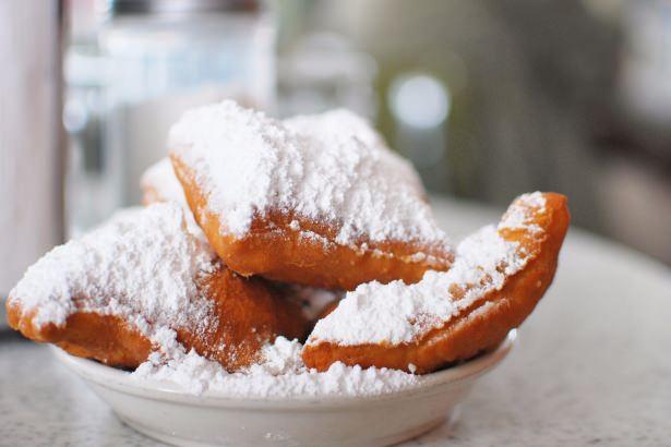 <p>Beignets – New Orleans</p>

<p>Beignets, görünüş olarak dağınık çöreğe benzese de tadı gerçekten sıralamaya girecek kadar güzel. Yağda kızartılan bu hamur, üzerine dökülen pudra şekeriyle tatlandırılıyor. Genellikle kafelerde kahve ile sipariş edilen Beignets ile güzel bir beş çayı da geçirebilirsiniz.</p>

<p> </p>
