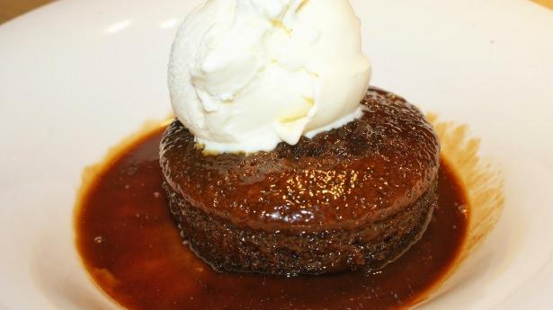 <p>Sticky Toffee Pudding – İngiltere</p>

<p>Alt tarafında Toffee sosuyla kaplanmış ıslak kek bulunan tatlı, genellikle, üzerinde bir top dondurma ile servis edilir. Karamel tadını sonuna kadar hissedeceğiniz Sticky Toffee Pudding, ıslak kek yemeyi sevenlerin gözdesi olacak.</p>

<p> </p>
