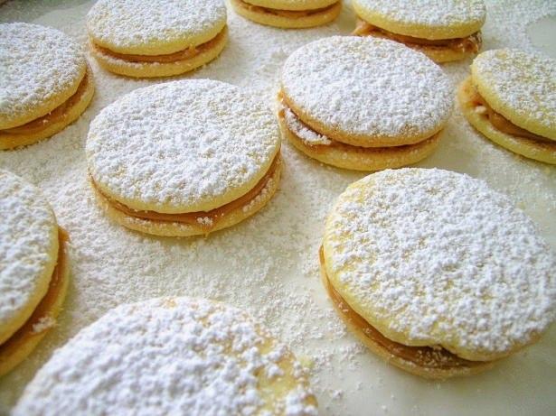 <p>Alfajores – Güney Amerika</p>

<p>Bu küçük, yuvarlak kurabiyeleri daha çok Peru ve Arjantin başta olmak üzere, Meksika’dan Uruguay’a kadar birçok Latin Amerika ülkelerinde bulabilirsiniz. Alfajores, Amerika’nın birçok yerinde bulabileceğiniz, küçük yağlı ve şekerli kurabiyelere de çok benzer. Bal, badem ve baharatlarla zenginleştirilen tadını hiç unutamayacağınız Alfajores, çoğunlukla hindistancevizi ve pudra şekeri serpilerek servis ediliyor.</p>
