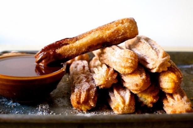 <p>Churros – İspanya</p>

<p>Churros bir İspanyol çöreğidir. Nerede yediğinize göre değişir ancak bu çörekle hem kahvaltıda hem de beş çayında karşılaşmanız mümkün… Örneğin Madrid’te kahvaltıda karşılaşacağınız bu çöreğin, sıcak çikolataya ya da kahveye batırarak yenildiğini görebilirsiniz. Bu tatlıyla İspanya dışında da karşılaşmanız olası… Mesela Arjantin’de, Peru’da ya da Portekiz gibi bazı Avrupa ülkelerinde de içi çikolata, krema ya da meyve doldurulmuş olarak tüketebilirsiniz.</p>
