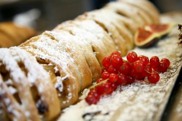 <p>Apfelstrudel – Avusturya</p>

<p>Oldukça geleneksel bir Viyana tatlısı olan Apfelstrudel’ın içinde şeker, tarçın, kuru üzüm ve doğranmış elma tatlarının hepsini alabilirsiniz. Genellikle vanilyalı dondurma ya da vanilyalı krema sosuyla servis edilen bu tatlının lezzeti gerçekten efsane…</p>
