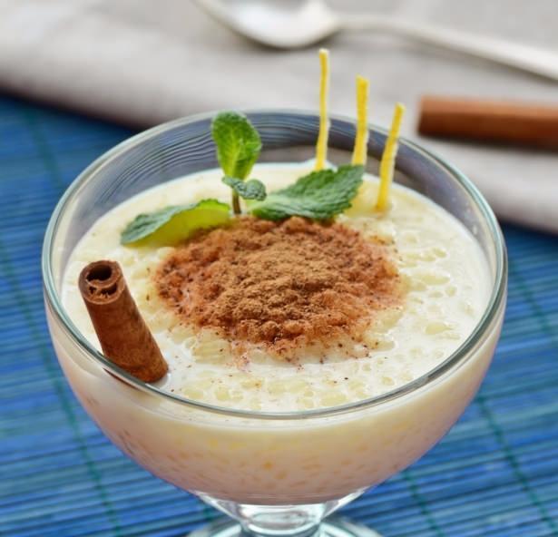 <p>Arroz Con Leche - Güney Amerika</p>

<p>Daha çok bizim sütlacımızı andıran bu tatlının içinde yine bizdeki gibi bolca pirinç kullanılıyor. Süt, krema, şeker, tarçın ve pirinç kullanılan bu tatlıyı yediğinizde bizim sütlacımıza ne kadar benzediğini siz de göreceksiniz. Perulular ise bu tatlıyı çok başka bir şekilde yemeyi tercih ediyorlar. Perulular; içine portakal kabuğu, yumurta sarısı, pirinç ve hindistancevizi koyarak yaptıkları tatlının yapısını tamamen başka bir noktaya taşıyorlar. Kolombiyalıların bu tatlı için yorumları ise bambaşka. Onlar da içine romlu üzüm, kahve, tereyağı ve vanilya koyarak yemeyi tercih ediyorlar.</p>
