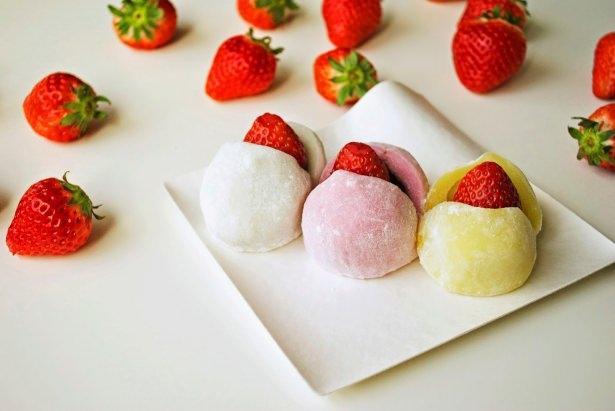 <p>Daifuku Mochi – Japonya </p>

<p>Şu anda Amerika’da da popüler olan bu tatlının doğduğu ülke Japonya’dır. Japonya’nın geleneksel tatlıları arasında yer alan Daifuku Mochi, glütenli pirinç kekinden yapılıyor. İçleri ise tatlı bir macun şeklindeki sıvıyla ya da kremayla dolduruluyor ve dışı da genellikle pudra şekeri ile kaplanarak servis ediliyor.</p>
