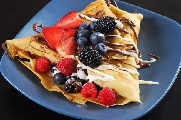 <p>Crepes – Paris</p>

<p>Crepes dünyanın en ünlü sokak tatlılarından bir tanesi olup Paris’in her köşesinde karşılaşabileceğiniz kadar ünlü bir geleneksel Paris tatlısıdır. Hatta dünyada bile öyle ünlüdür ki biz de kahvaltılarımızda “krep” olarak bu tatlıyı tüketmekteyiz. Fransızlar bu krebi, içine, erimiş çikolata, taze meyve parçaları, krema, reçel ve daha birçok farklı tatlı tatları kullanarak yemeyi seviyorlar. </p>
