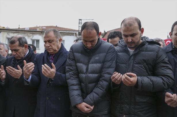 <p>Ankara'daki saldırıda babasını kaybeden Umut Bulut, cenaze töreninde gözyaşlarına boğuldu.</p>
