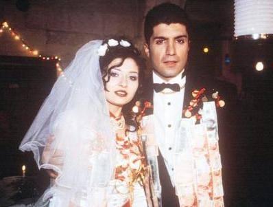 <div>Seymen Karadağ'ı Özcan Deniz, Bahar'ı ise Nurgül Yeşilçay canlandırdı. Bu iki karaktere olan sevgi öylesine büyüktü ki, dizi kadrosunda yer alan Yonca Cevher bir TV programında kadın izleyicilerin çekimlerin yapıldığı konağın duvarlarına yüz sürdüğünü hatta Özcan Deniz'in tuttuğu kapı kollarını yaladıklarını bile söylemişti.</div>

<div> </div>
