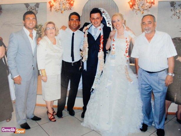 <p>Milli futbolcu, mahalleden arkadaşı Onur ağabeyinin düğününde. 2008’de çekilen bu fotoğrafta Turan ailesinin tüm fertleri yer alıyor.</p>
<p> </p>