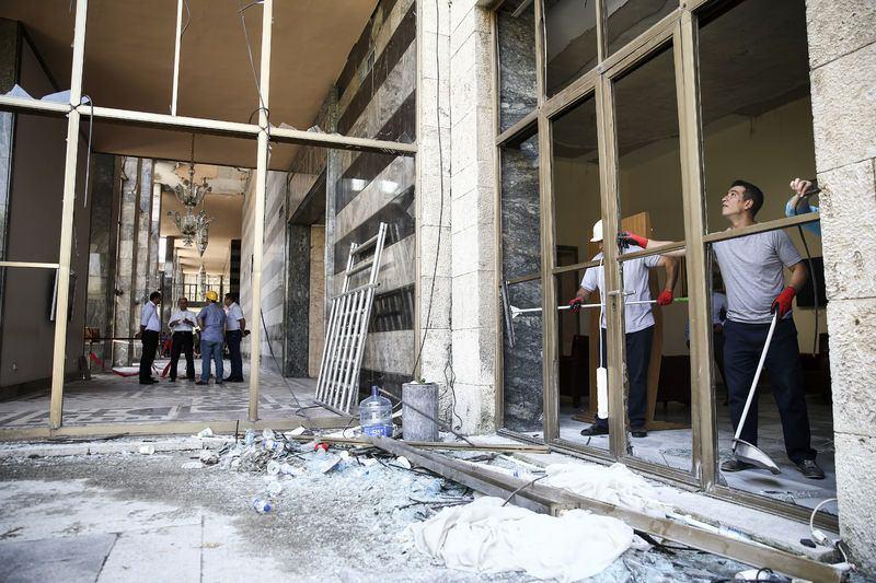 <p>TBMM Genel Kurulunda bir araya gelen Kahraman ve milletvekilleri, darbeyi kınayan konuşmalar yaptı. Bu sırada TBMM kampüsüne bombalar yağmaya başladı.</p>
