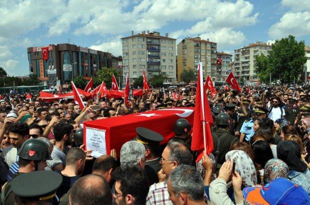 <p>Bunun üzerine gruptakiler ile polis arasında arbede yaşandı. Bir süre slogan atarak taşlamaya devam eden grup, daha sonra şehit cenazesinin getirildiği Cacabey Meydanı’na geldi.</p>