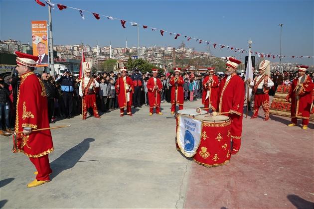 <p>Çanakkale Zaferi'nin 99. Yıldönümü, bu sene de Haliç kıyısında muhteşem bir organizasyonla kutlanıyor. Haliç kenarına kurulan dev platoda, 99 yıl önce yaşanan olaylar aynen bir film gibi kare kare canlandırıldı.</p>