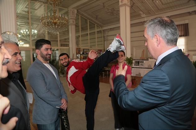 Ey&uuml;pl&uuml; Şampiyon milli sporcular, Başkan Remzi Aydın'ı ziyaret etti. Karetecilerin ziyareti, başkan da eski kareteci olunca renkli g&ouml;r&uuml;nt&uuml;lere sahne oldu.